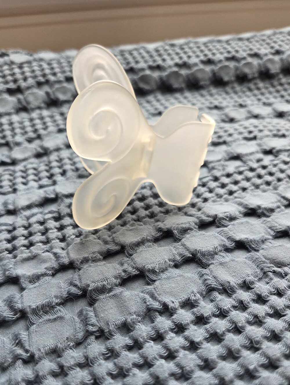 Chunks Butterfly Claw in Clear White